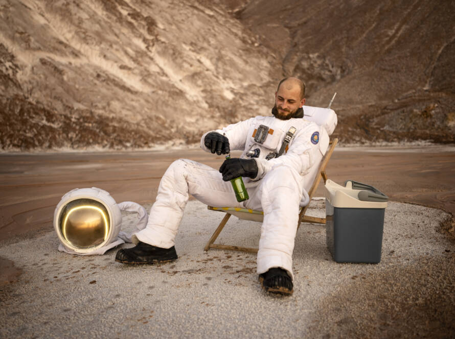 Homem na lua abrindo uma garrafa de cerveja.